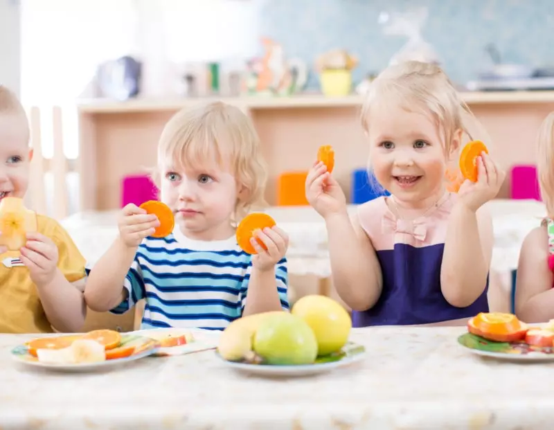 kids eating fruits