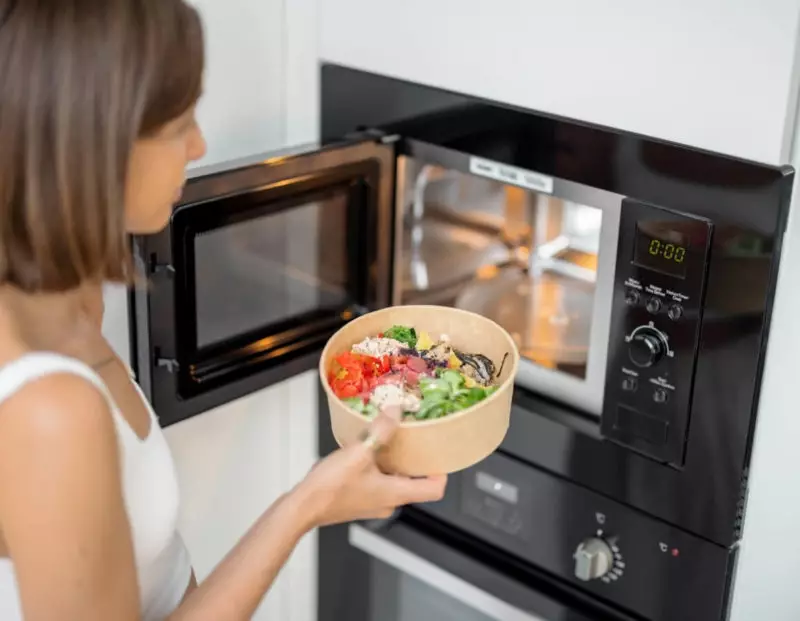 reheating food in microwave oven